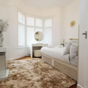 Spacious Pontcanna Apartment, Driveway Parking & 10 Min To Centre Apartment
